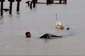 Một thuyền đánh cá bị chìm khi đang neo đậu tại Cửa Việt