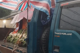 Xót xa cảnh gia đình đưa quan tài người thân lên xe tải đi tránh lũ