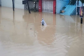 Lũ trên sông Hương trên báo động 3 và xuống rất chậm, trung tâm TP Huế vẫn ngập sâu