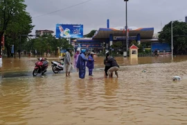 Một sản phụ sinh con giữa dòng nước lũ ở Huế
