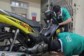 Sinh viên Huế, Đà Nẵng 'hồi sinh' hàng trăm xe máy ngập nước 