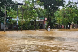 Lũ bắt đầu rút, người dân Huế lao vào khắc phục hậu quả trận lũ kép