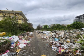 Rác bủa vây khu quy hoạch Đại học Huế