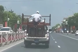CSGT TP Huế xác minh vụ xe biển xanh chở người ngồi trên đống bàn ghế