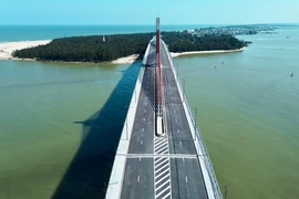 Toàn cảnh cầu vượt cửa biển dài nhất miền Trung trước ngày thông xe