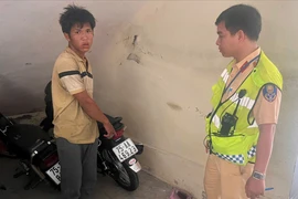 Cố tình che biển số qua chốt CSGT, nam thanh niên lộ tẩy đi xe trộm cắp