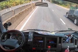 Tài xế xe tải dũng cảm lao ra giữa đường cứu cháu bé thoát nạn