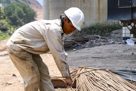 Công nhân thi công mở rộng cao tốc miền Trung dưới trời nắng gắt