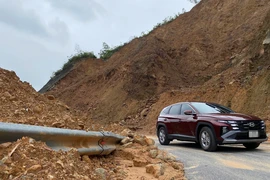 Đất đá ngổn ngang tại điểm sạt lở đường dẫn cao tốc La Sơn - Hòa Liên