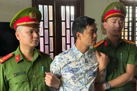 Chủ tiệm cây cảnh bị bắt vì chiếm nhà của mẹ và chị gái, xúc phạm cán bộ