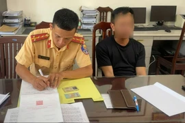 Tự lắp thiết bị phát tín hiệu ưu tiên cho ô tô, nam tài xế bị xử phạt