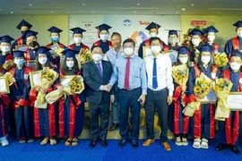 Nữ thủ khoa đại học mồ côi cha, mất mẹ và nghị lực phi thường