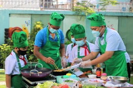 Thú vị: Ngày 8-3, bé trai cùng thầy vào bếp! 