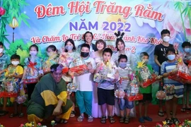Việt Hương, Đại Nghĩa... phát quà trung thu cho hàng trăm em nhỏ