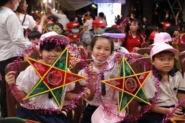Hơn 800 trẻ từ các mái ấm vui đêm hội "Nụ cười đêm trăng" 