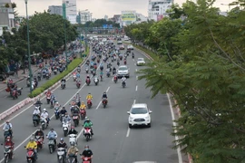 Ảnh: Chấn chỉnh tình trạng xe máy lấn làn xe ô tô trên đường Phạm Văn Đồng, TP.HCM