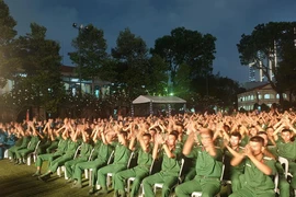 Hàng trăm chiến sĩ hòa mình với đêm nhạc kỷ niệm ngày thành lập Quân đội nhân dân VN