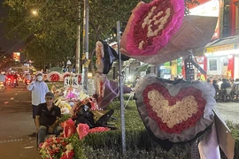 Nỗi buồn người bán hoa, quà... dịp Valentine 14-2