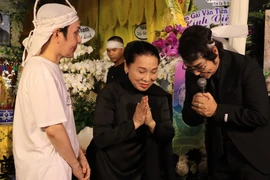NSND Bạch Tuyết cùng các nghệ sĩ và khán giả trong đêm nhạc tiễn biệt Vũ Linh