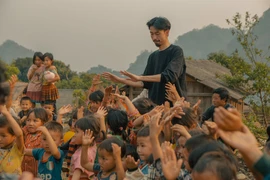 Đen Vâu nấu ăn cho trẻ vùng cao, đem lợi nhuận MV xây trường và nuôi em