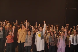Tranh cãi "Bác Ba Phi” Trấn Thành mặc đồ Trung Quốc; Teaser MV chủ đề của 'Chị đẹp đạp gió rẽ sóng' ra mắt