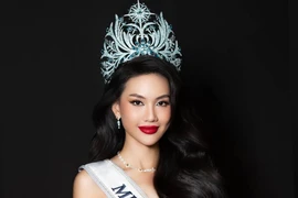 Hoa hậu Bùi Quỳnh Hoa bị buộc thôi học 