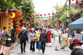 Phố cổ Hội An ken đặc khách tham quan ngày Tết 