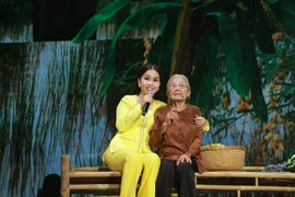 Ca sĩ Cẩm Ly nghẹn ngào trong liveshow Tự tình quê hương kỷ niệm 30 năm ca hát sau 9 năm trở lại