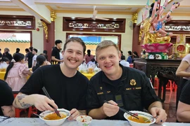Thủy thủ Canada thích món bún riêu chay tại Tổ đình Linh Sơn