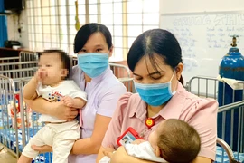 5 trẻ của mái ấm Hoa Hồng đang được điều trị
