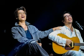 Vũ. cùng Hà Anh Tuấn... và hơn 8.000 khán giả hoà giọng tại concert 'Bảo tàng của nuối tiếc' 