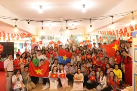 Cô trò trường THPT Hùng Vương cùng hoà giọng hát hưởng ứng đại lễ 30-4