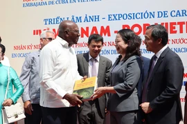 Khai mạc triển lãm ảnh 'Vì Việt Nam - Por Vietnam'