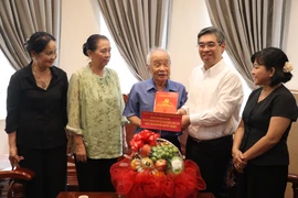 Lãnh đạo TP.HCM thăm và tri ân văn nghệ sĩ tiêu biểu có nhiều đóng góp cho TP.HCM