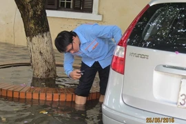 Hàng trăm ô tô bị ngập nước trong cơn mưa ở Hà Nội