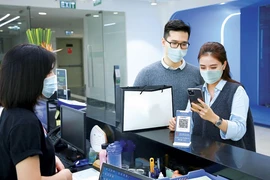 Gặp khó khi xác thực sinh trắc học để chuyển tiền, có cần 'lên đời' điện thoại?