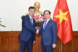 Tăng cường giao lưu hữu nghị, xây dựng thí điểm mô hình cửa khẩu thông minh với Quảng Tây