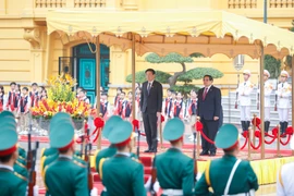 Thủ tướng Phạm Minh Chính chủ trì lễ đón Thủ tướng Singapore 