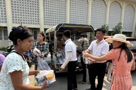 Người Việt tại Myanmar chung tay hỗ trợ người dân sau động đất