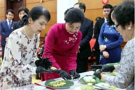 Phu nhân Tổng Bí thư và Phu nhân Thủ tướng Nhật Bản trải nghiệm làm bánh cốm