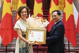 Trao tặng Kỷ niệm chương 'Vì sự nghiệp Ngoại giao Việt Nam' cho Tổng Giám đốc UNESCO