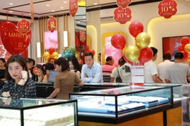 Giá vàng thế giới lên cột mốc mới 