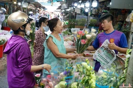 Chợ hoa lớn nhất TP.HCM trước ngày vía Thần Tài: Hoa đồng tiền, hướng dương tăng giá vẫn đắt khách 