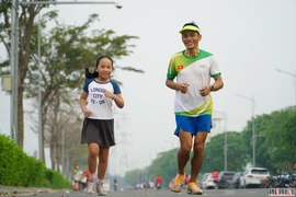 Người đàn ông chạy bộ 25km đến khu đô thị để dạy chạy bộ miễn phí cho trẻ em 