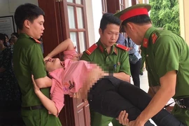Nữ bị cáo ngất xỉu ngay sau khi tòa tuyên án