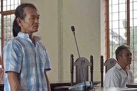 Đánh nhau vỡ đầu vì cành cây chìa sang nhà hàng xóm