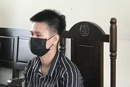 Dọa đăng ảnh khỏa thân để ép bé gái giao cấu 