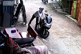 Cướp xe máy đi mua dầu cho xe ô tô đang nằm đường