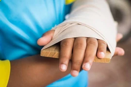 Tòa chuyển hồ sơ vụ con bị gãy tay, mẹ kiện nhà trường