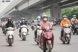 Hình ảnh người dân Hà Nội co ro khoác áo ấm giữa mùa hè